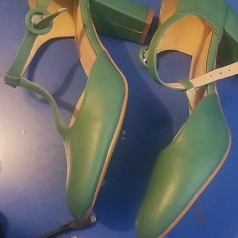 Heels - Picture 2 of 4